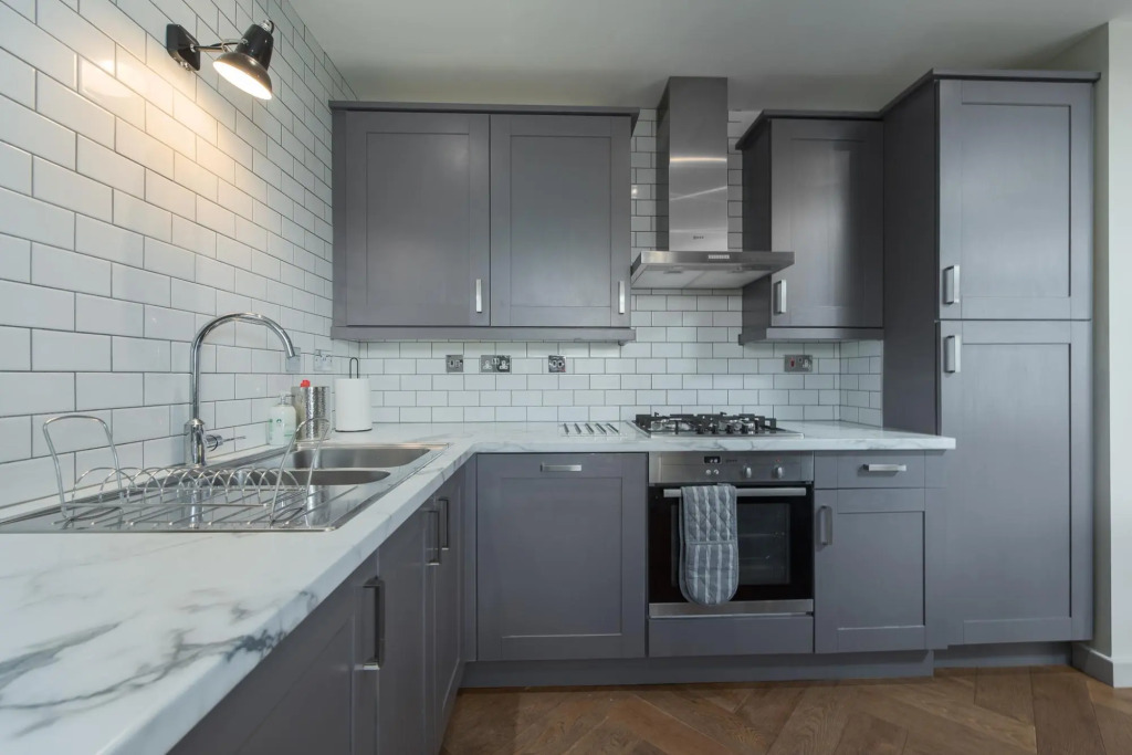 Spacious Fulham Apartment Close to the River by Underthedoormat
