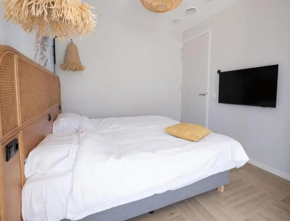 Waters Edge Wellness Retreat With Sauna