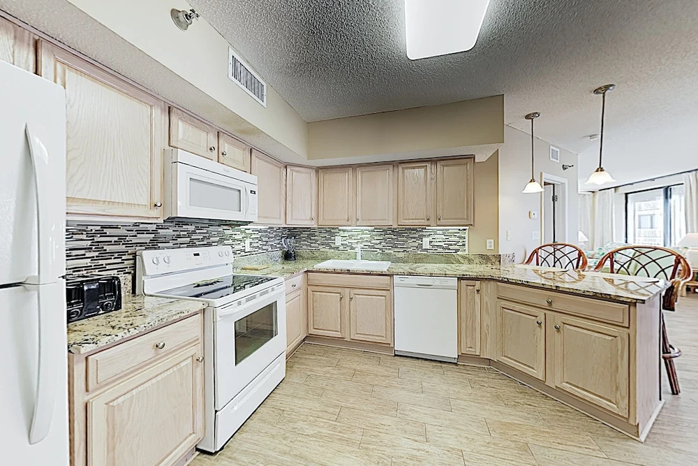 New Listing! Beachfront Corner Unit W/ Pools 3 Bedroom Condo