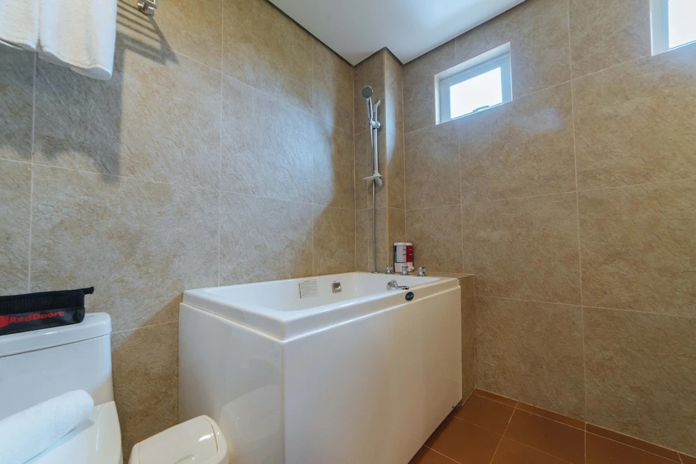 RedDoorz Premium near Health Centrum Banica