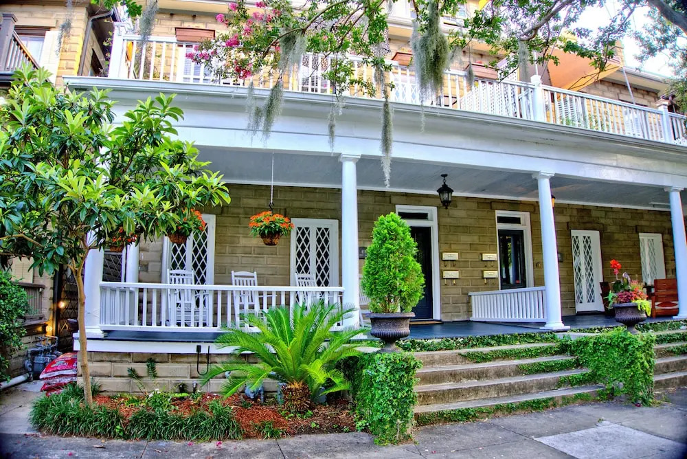 Comfortable Escape 2BR Historic Downtown