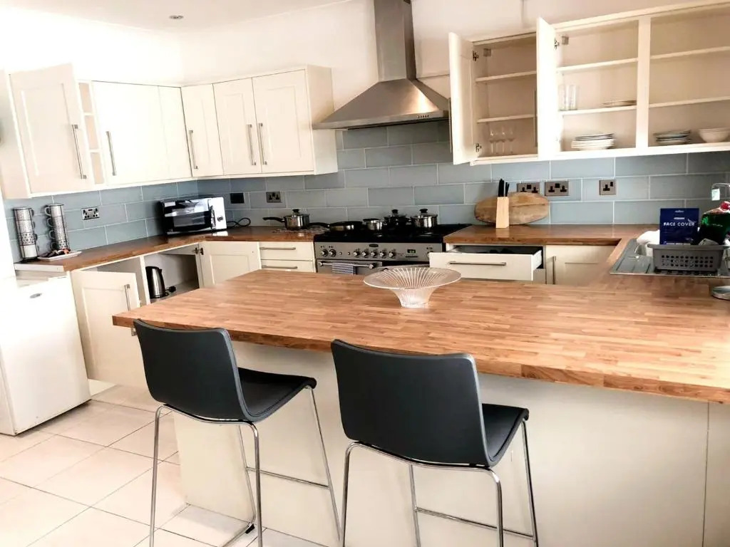 3-bed Semi-detached House, Wifi, Parking, Outdoor Space