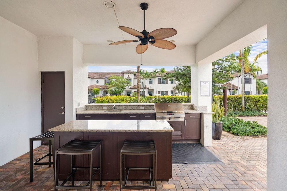 Kasa Davie Apartments