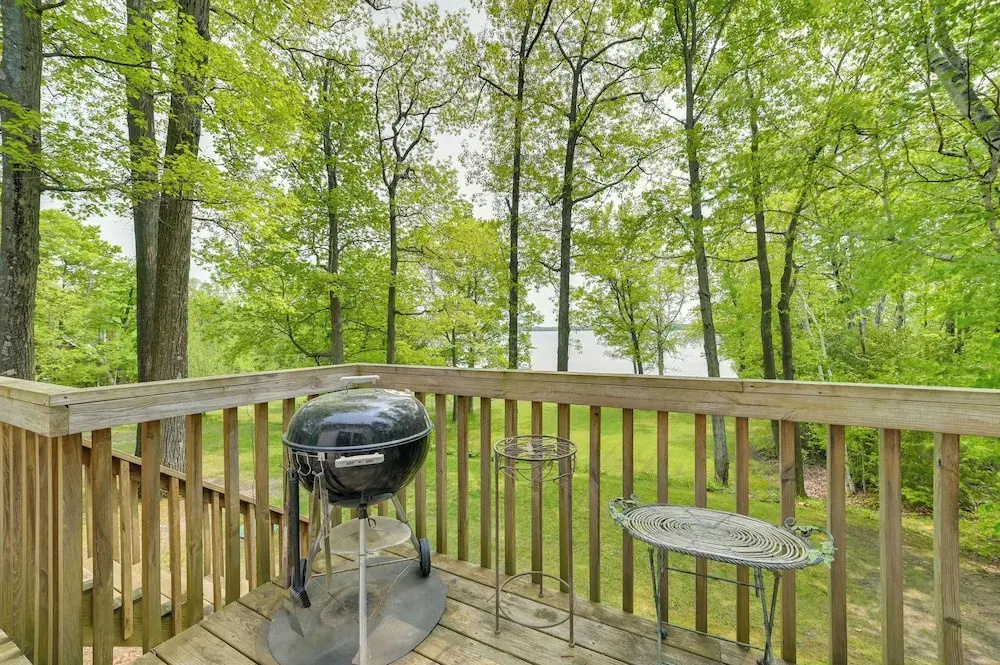 Cozy Carp Lake Cottage w/ Dock, Kayaks & Fire Pit
