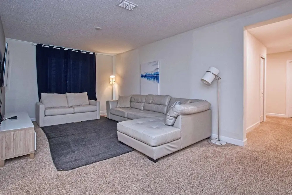 Spacious 6 Bed Home With Pool in Prime Storey Lake