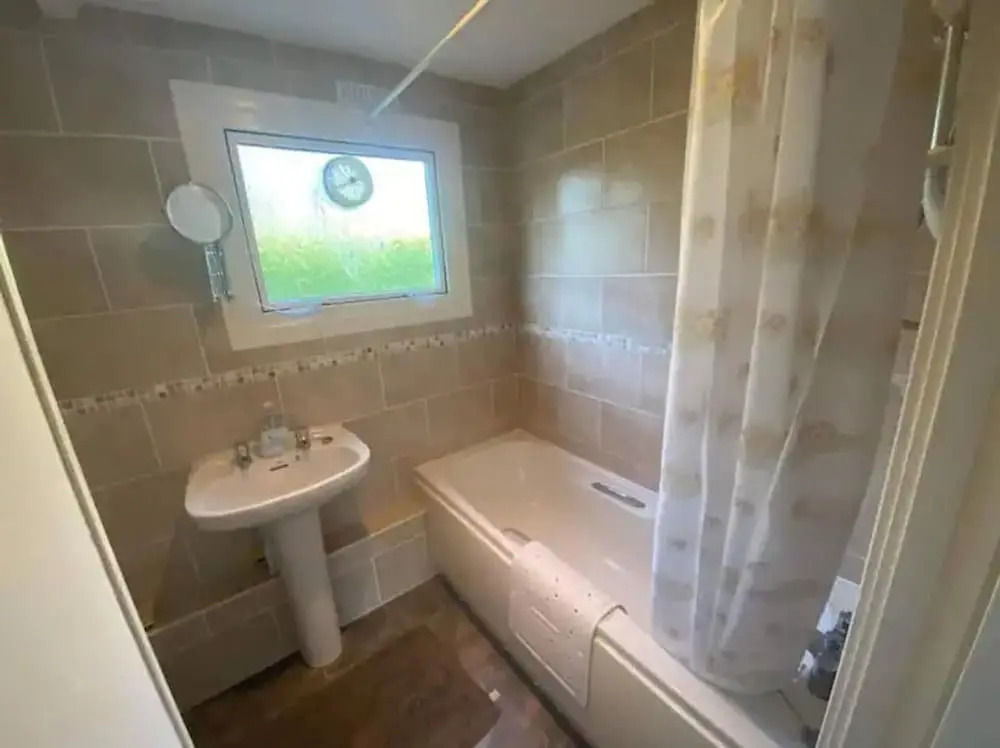 Cosy Cornish Chalet Near Coast