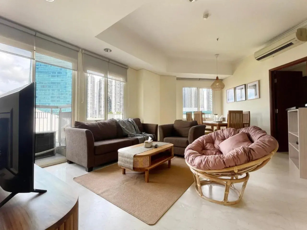 Cozy 2BR Apt Right Next to Central Park Mall