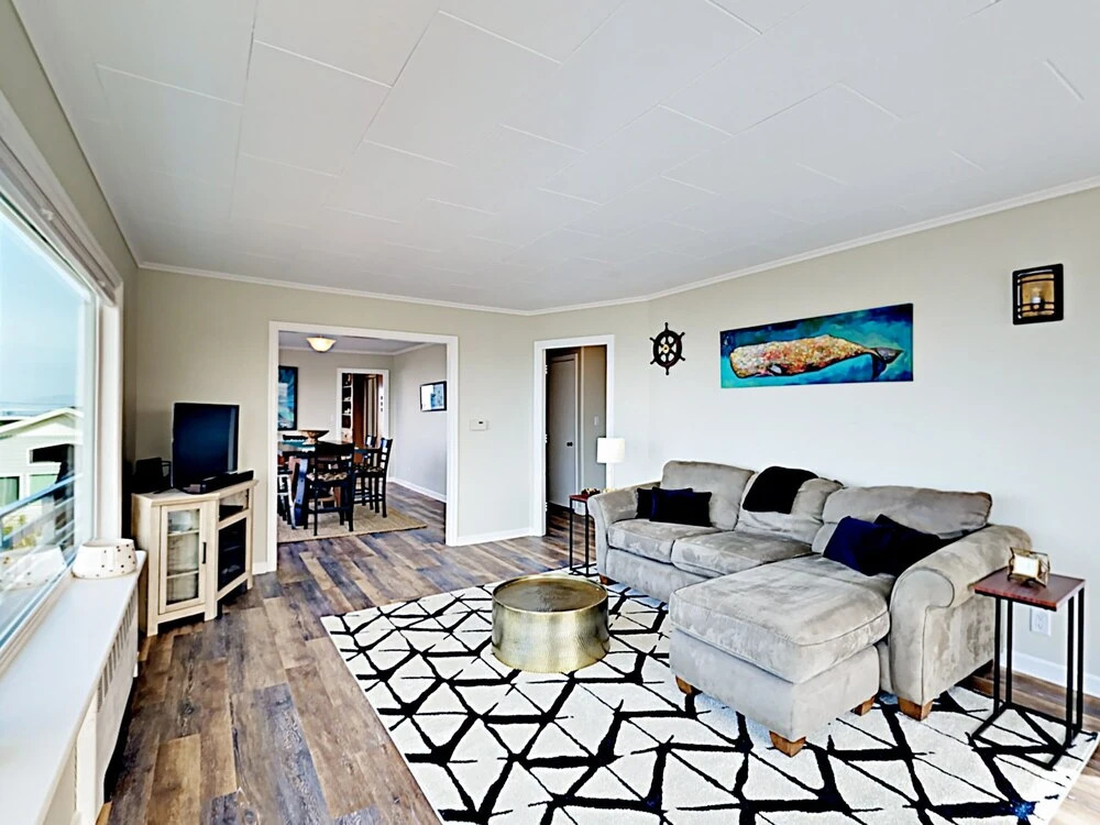 Ocean-View Beach - 6 Br Home