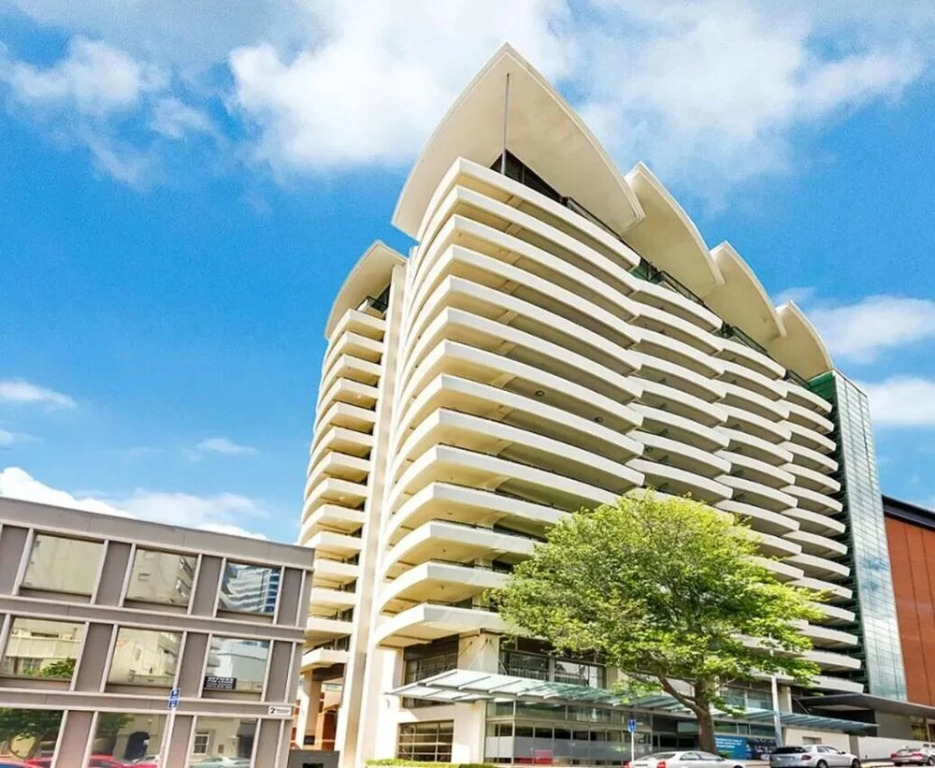 QV Central Upscale Apt in a Hotel (929)