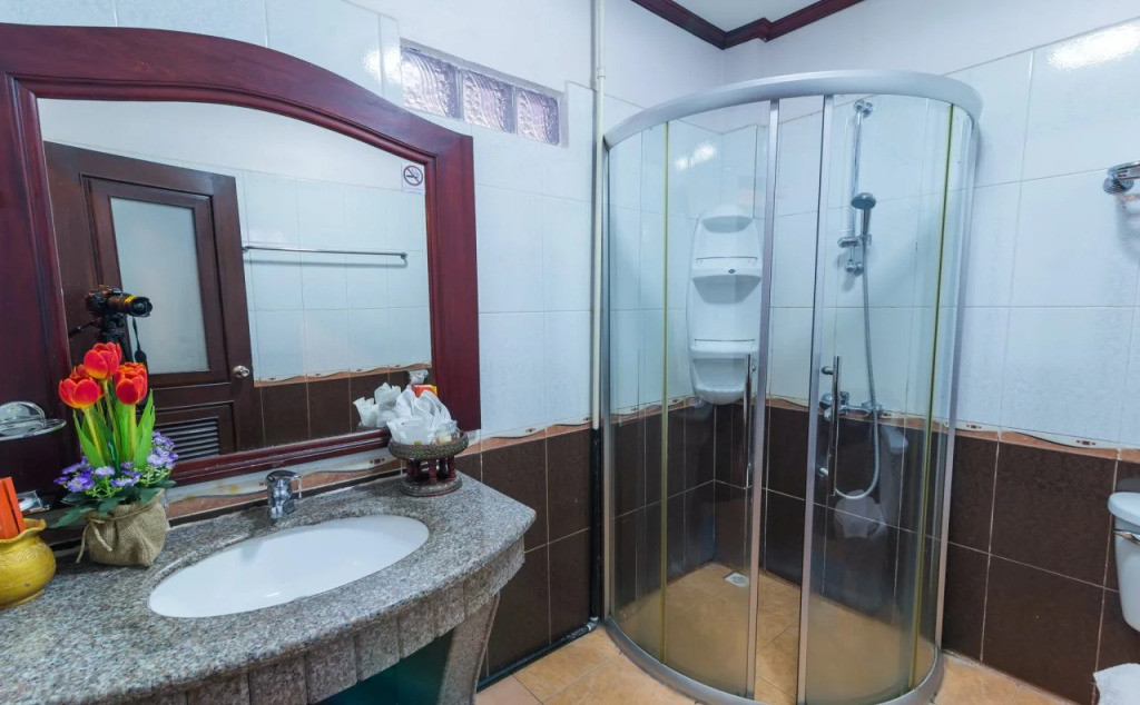 E-Outfitting Vang Thong Hotel