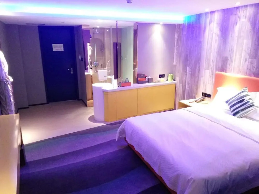 Yantai 90's Light Luxury Hotel