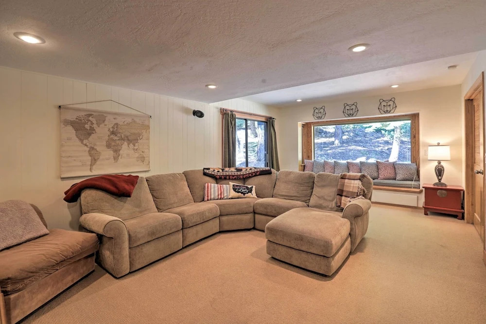 North Lake Tahoe Cabin: 4 Mi to the Beach!