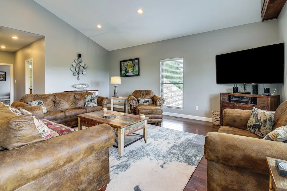 Hot Tub & Game Room! Group-ready Smokies Cabin