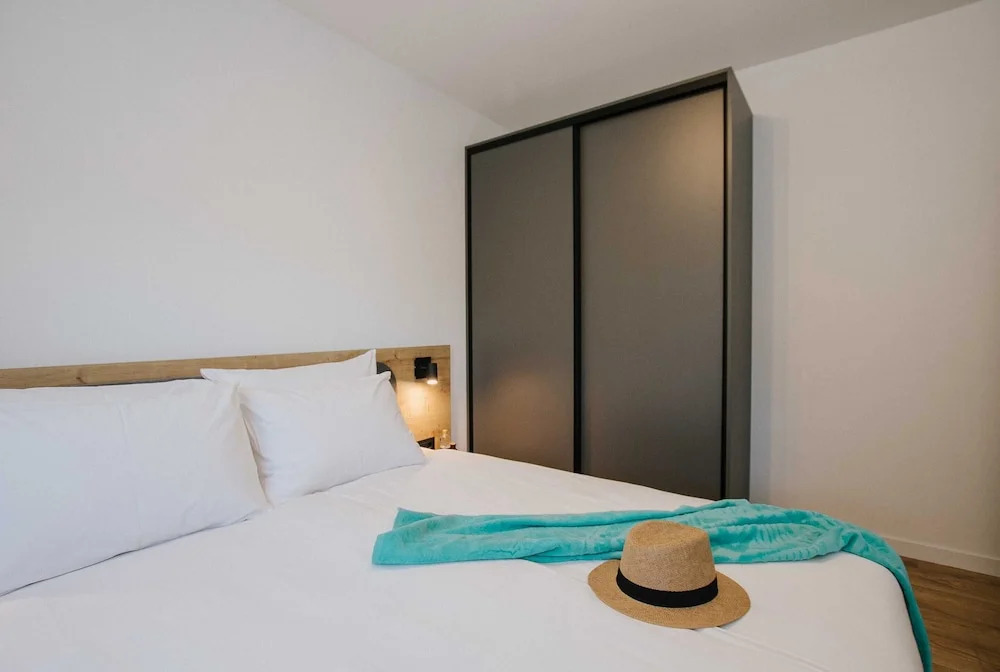 Oleander Urban Suites, high-speed internet, beach at 250, PET friendly