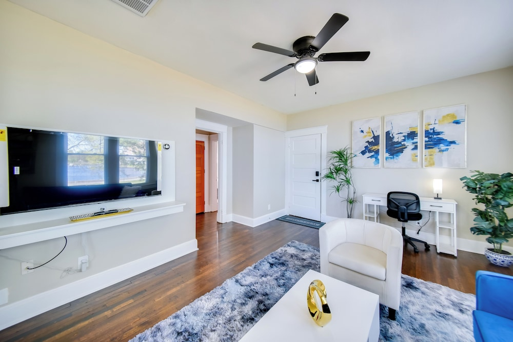 Modern Portsmouth Apartment: Walk to Norfolk Ferry