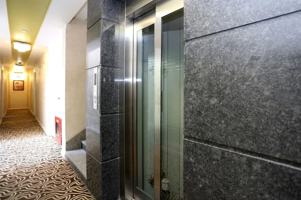OYO 10965 Emblem Hotel