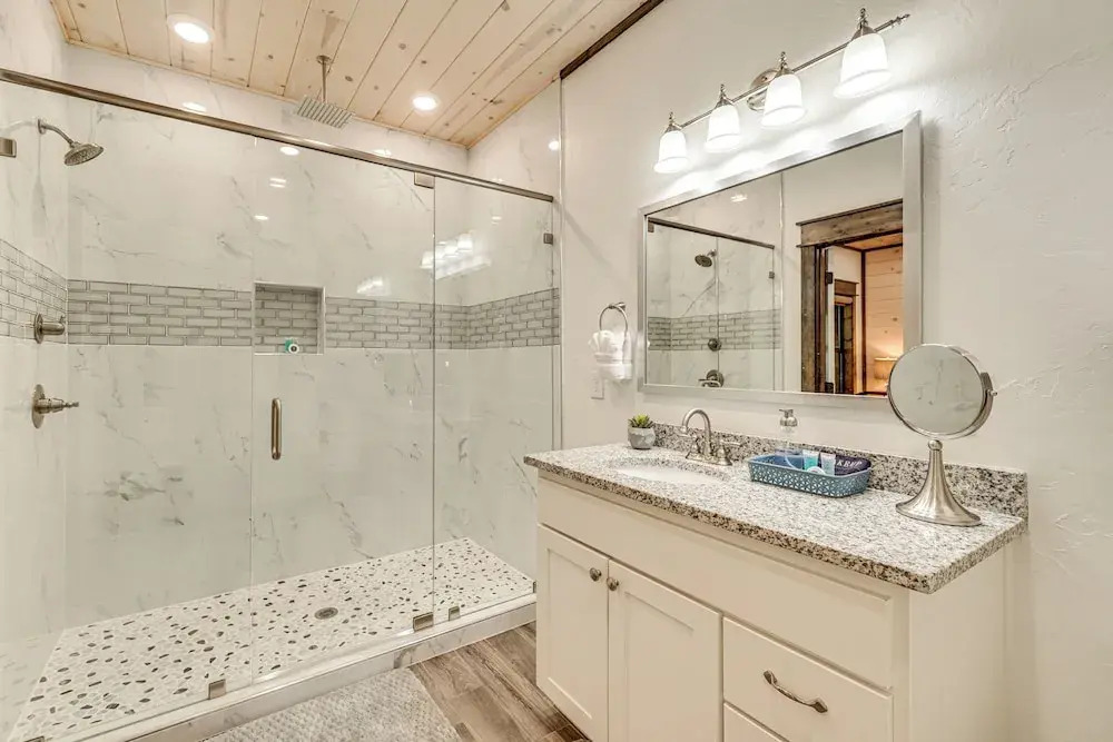 Modern, Luxe Cabin in Broken Bow w/ Hot Tub!
