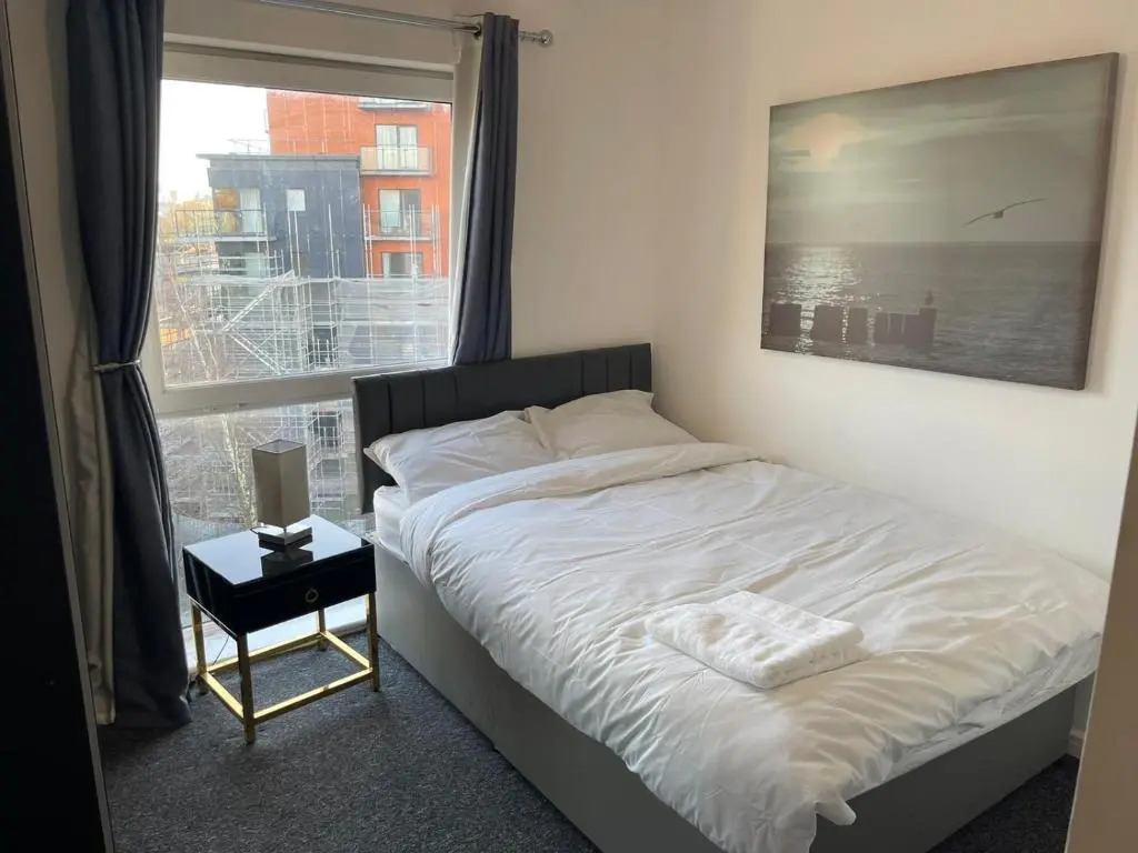 Impeccable 2-bed Apartment in Salford