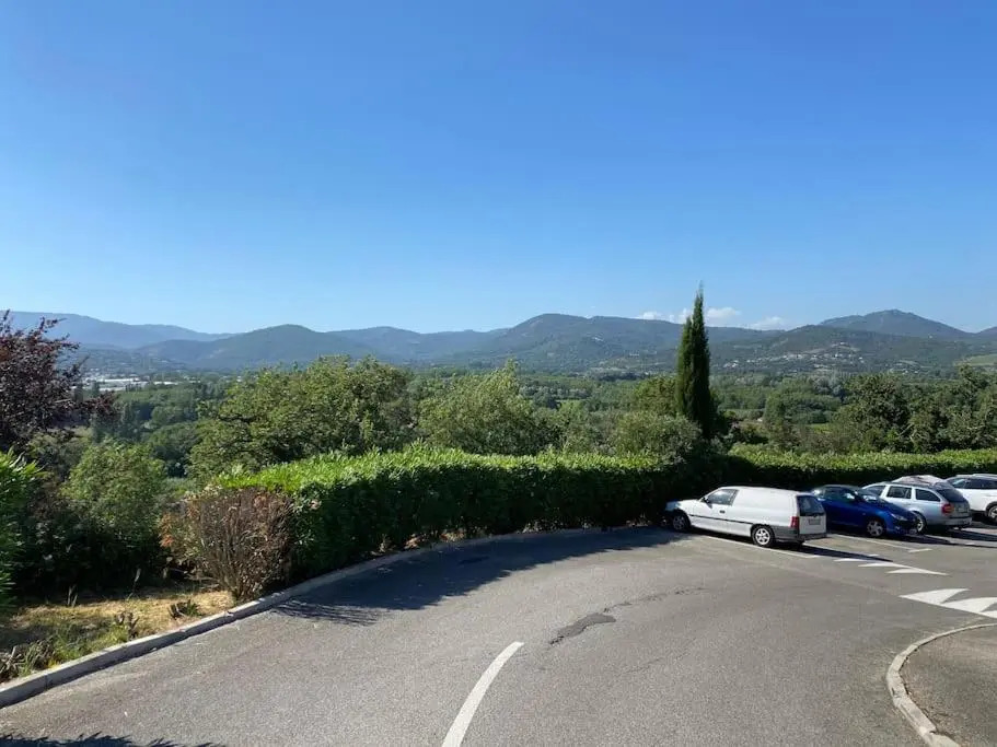Studio rénové avec piscine proche Saint-Tropez