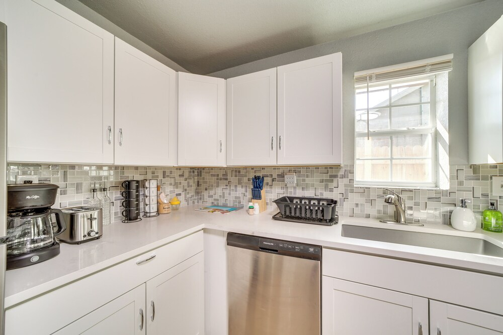 Convenient Tulsa Home - 2 Mi to Downtown