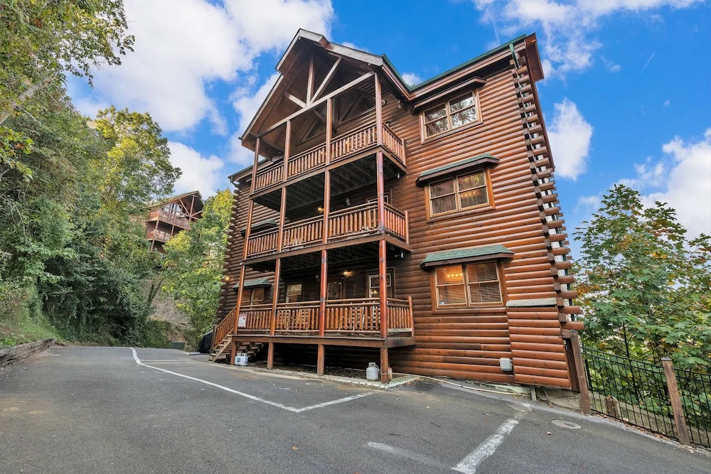 Cabin w/ Theater, Games & Hot Tub! Sleeps 30!
