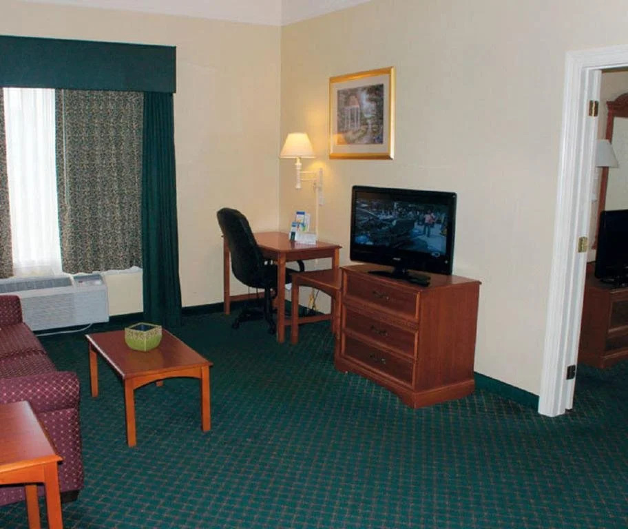 科文頓拉昆塔套房酒店(The Chateau Hotel Covington)