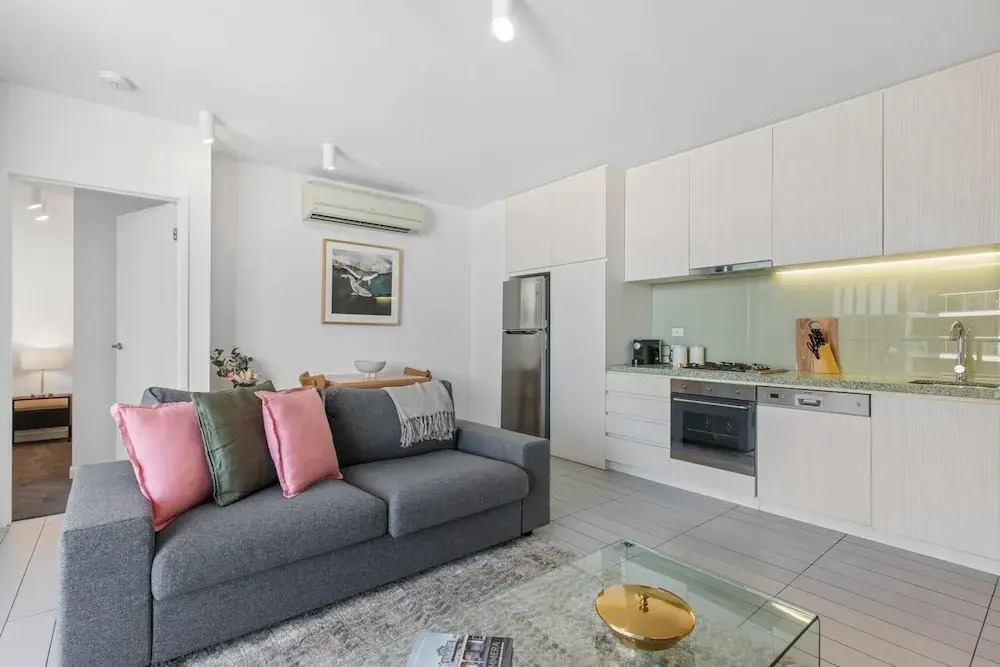 Chic 1-bed With Harbour Views & Pool by Tram Line