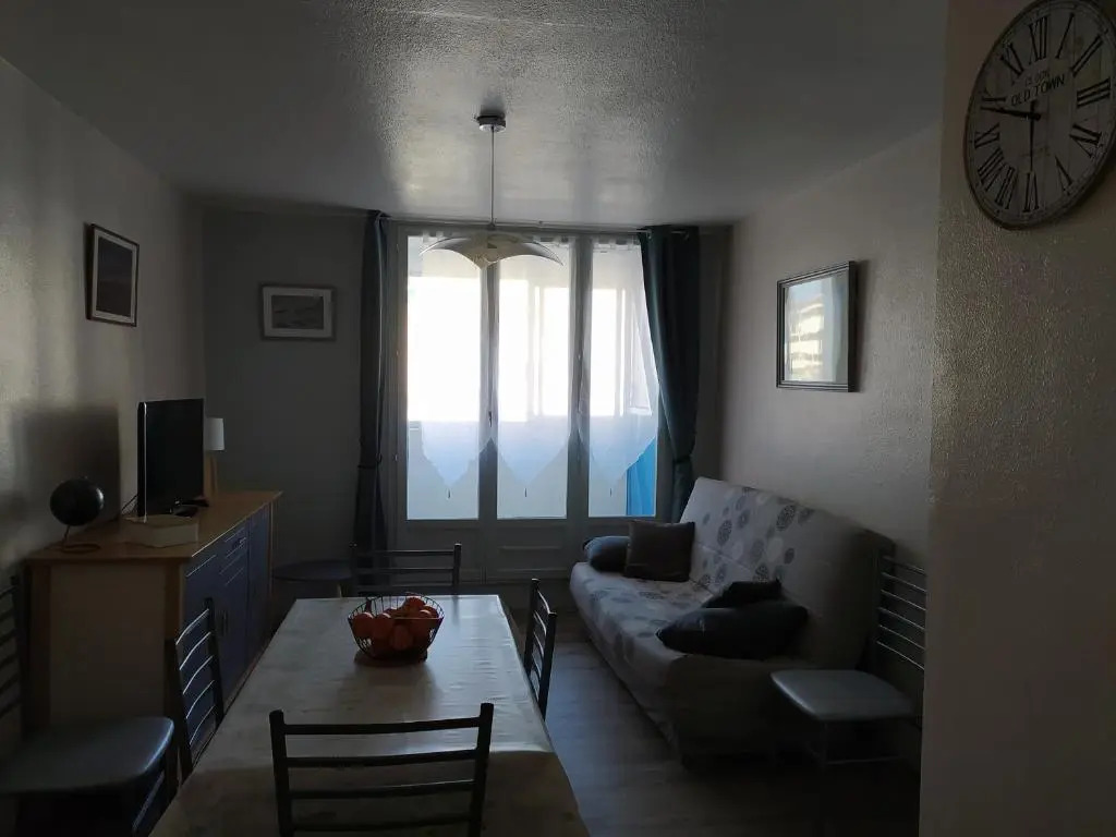 Appartement restauré à 50 m de la plage