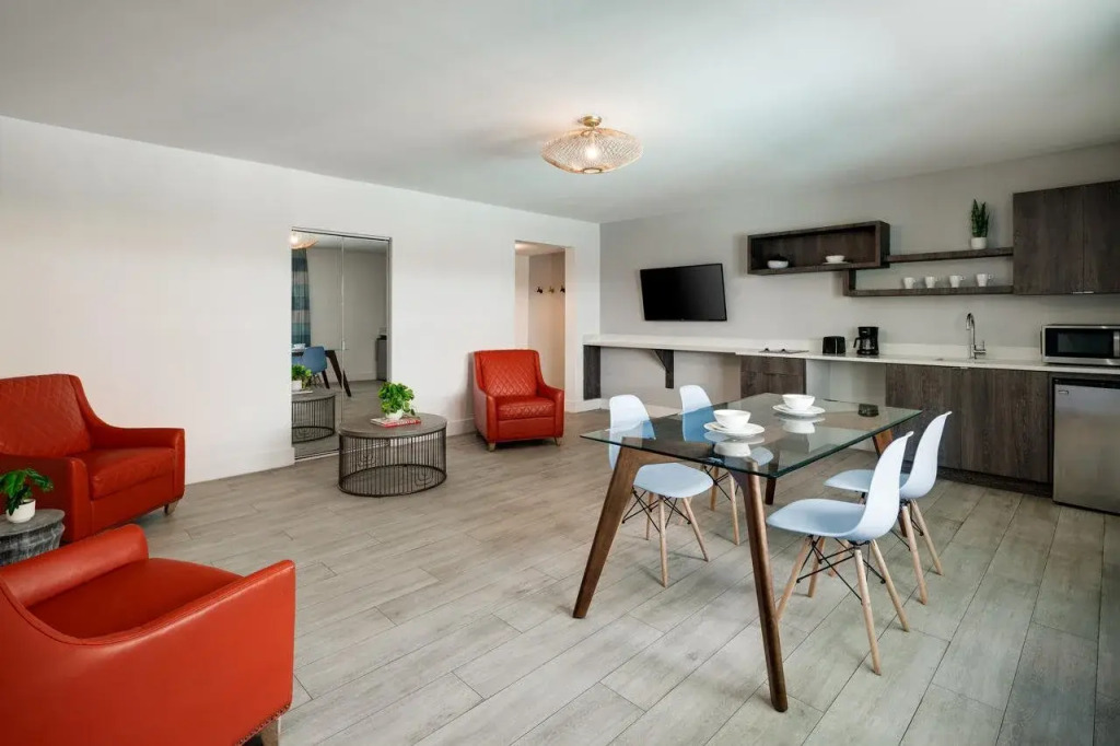Waterside Hotel and Suites