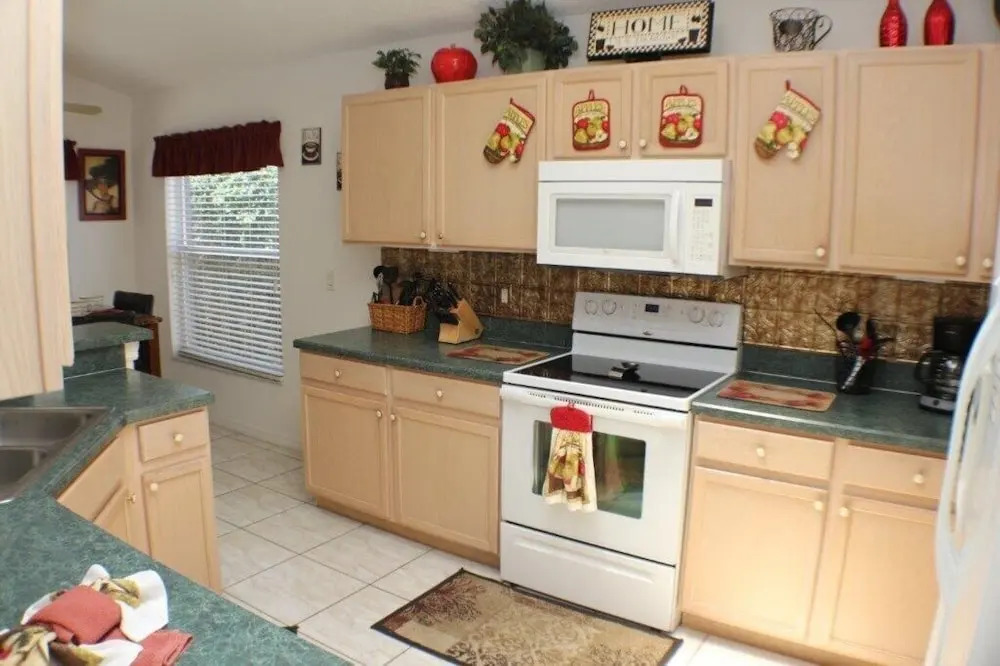 Sun Kissed Delight! Lovely Pool & Spa! 4 Bedroom Home by RedAwning