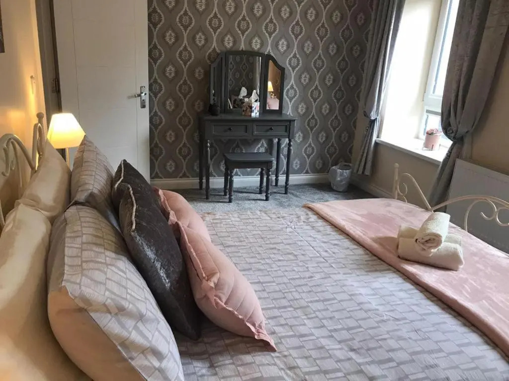 5 Guests - Helens House Derry City Centre - 3 Bed