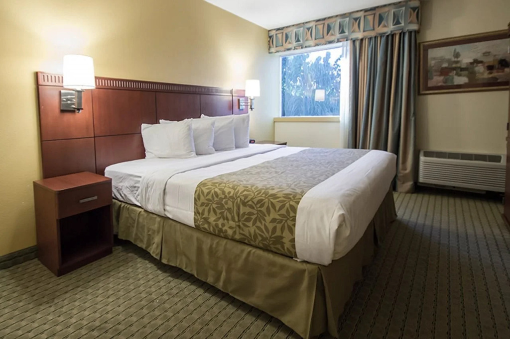 Rodeway Inn & Suites Fort Lauderdale Airport & Cruise Port