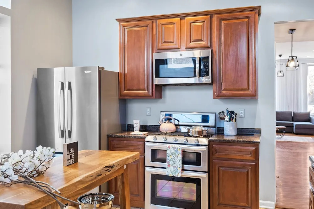 Massive Downtown Area Home... sleeps 14