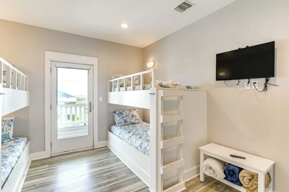 1 Block to Shore: Crystal Beach Gem, Deck & Views