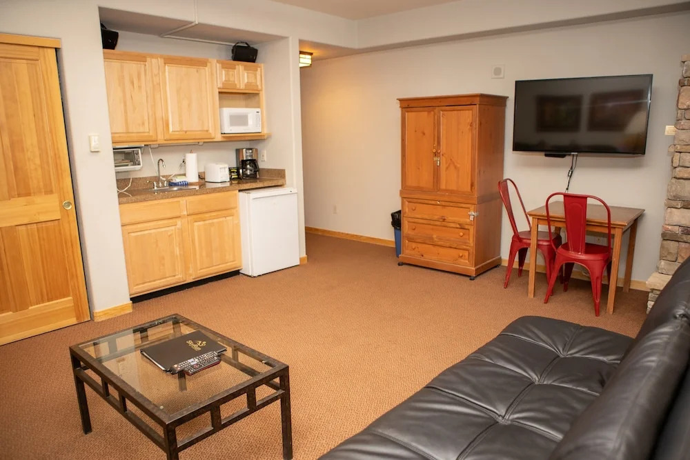 5016 Gateway Studio Bedroom Condo by RedAwning