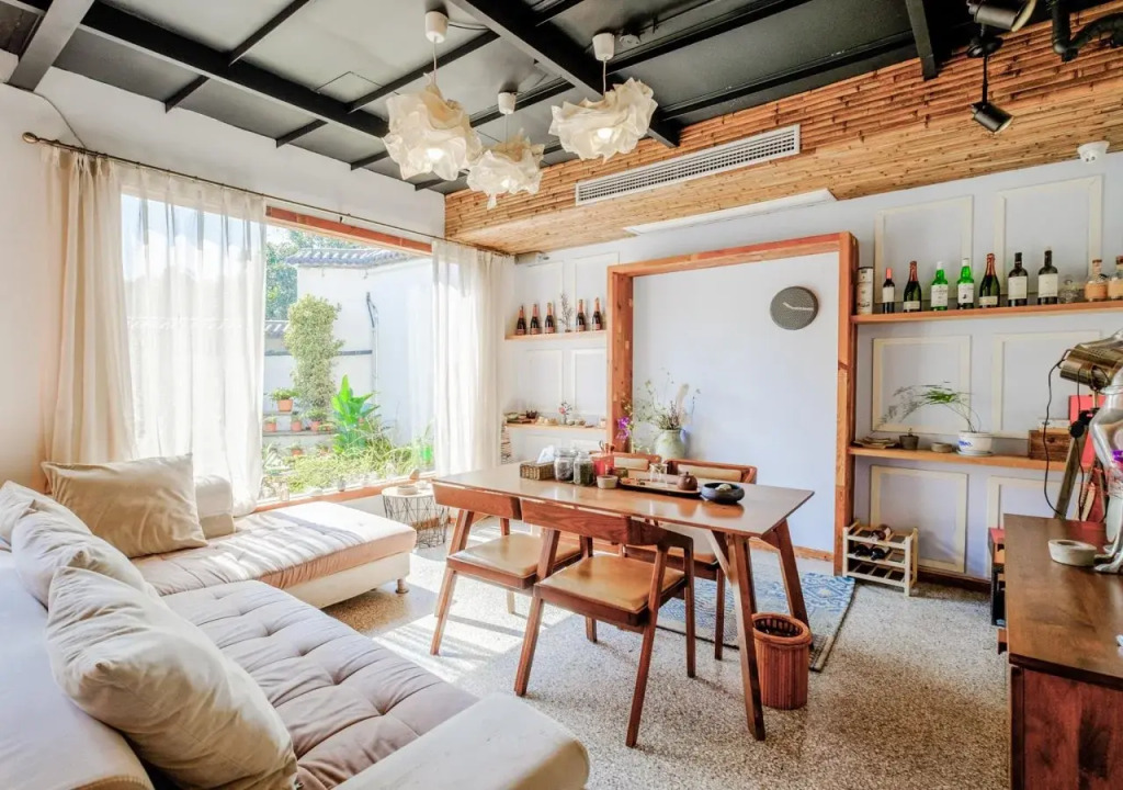 Poke Amber Theme Hostel
