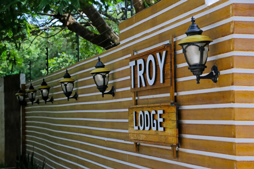 Troy Lodge