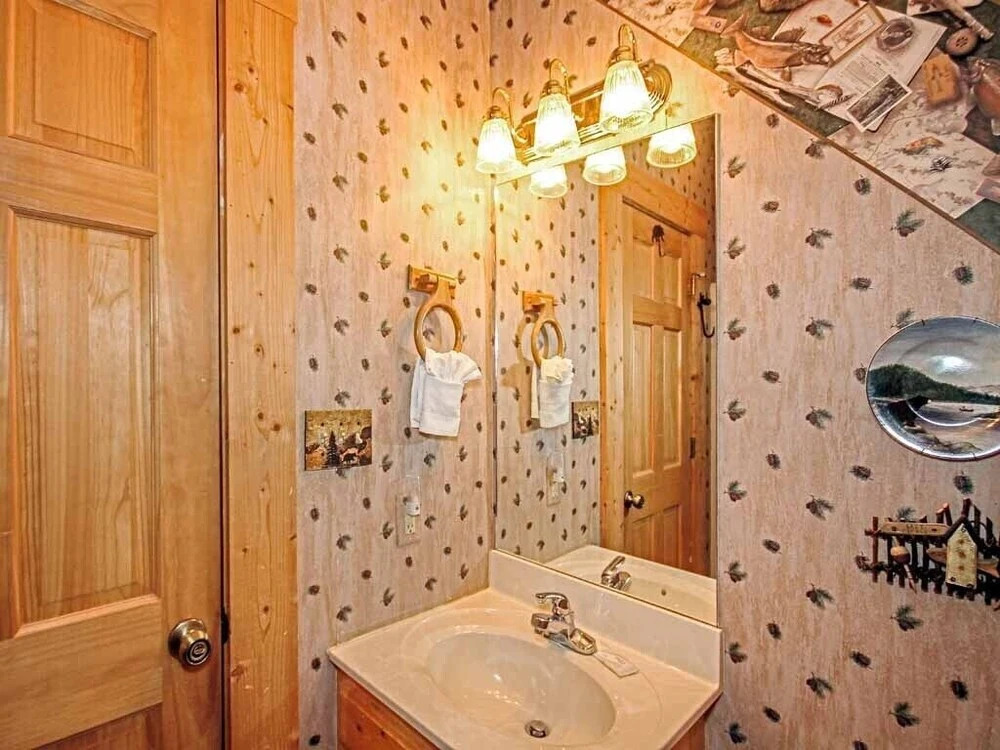 Bear Country Cabin, 2 Bedrooms, Sleeps 6, Private, Foosball, Hot Tub