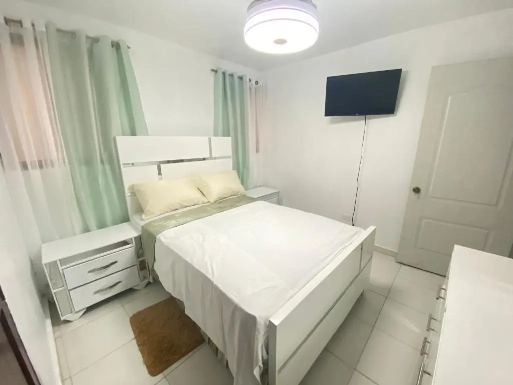 9 Santiago Monumental Area Cozy 3 bedrooms - WIFI- Air Conditioner- Apartment for 7 peoples - close to all kind the business around and transportation 24 hours to visit the city