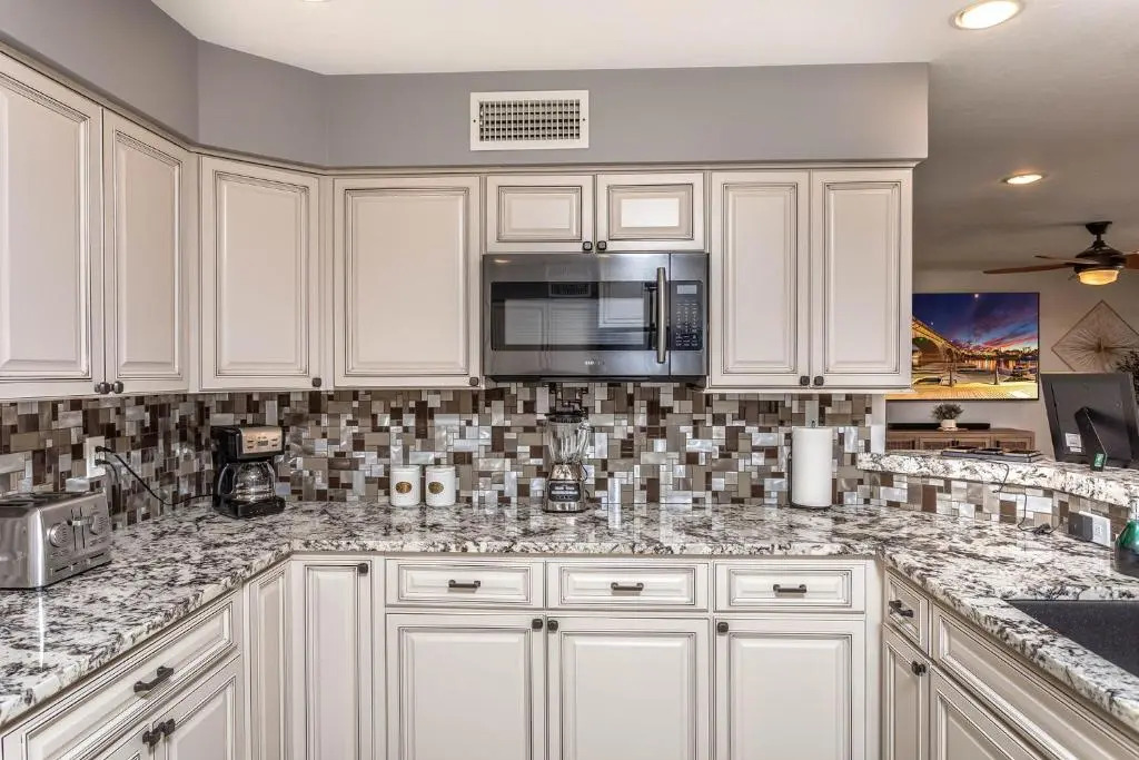 NEW - Havasunny Stay - Sleeps 16, Pool, Spa, Game Room, Fire Pit, Sunsets, Near Lake