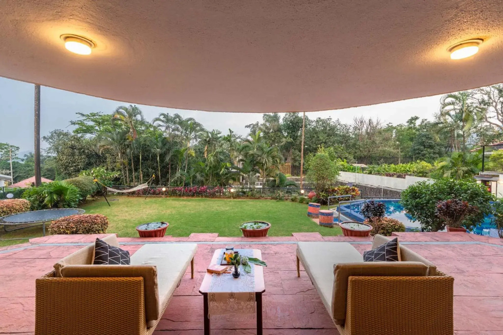StayVistas Shantam House - Dive into relaxation with a pool and tennis lawn