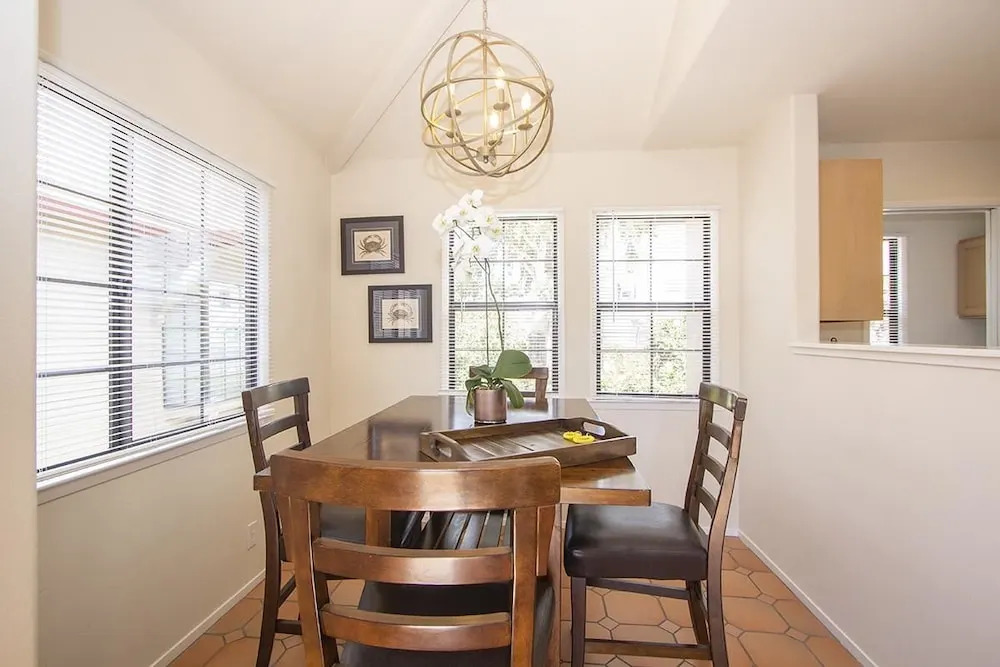 Beautiful 2 Bedroom Detached Apartment, Walk to Downtown Monterey and Fishermans Wharf