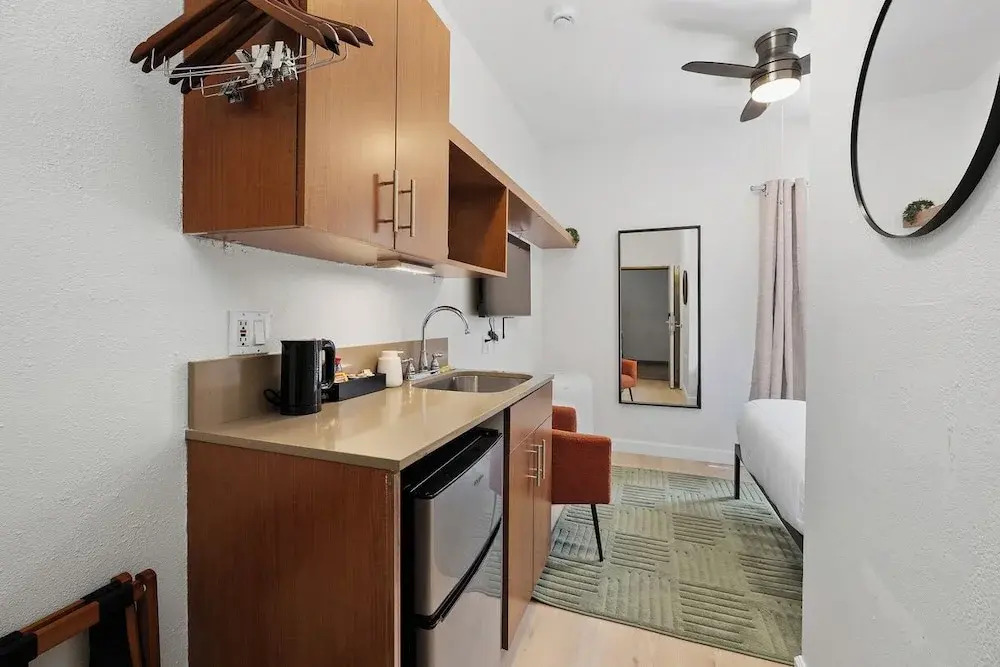 Little Italy Inn - Limited Service Apart Hotel