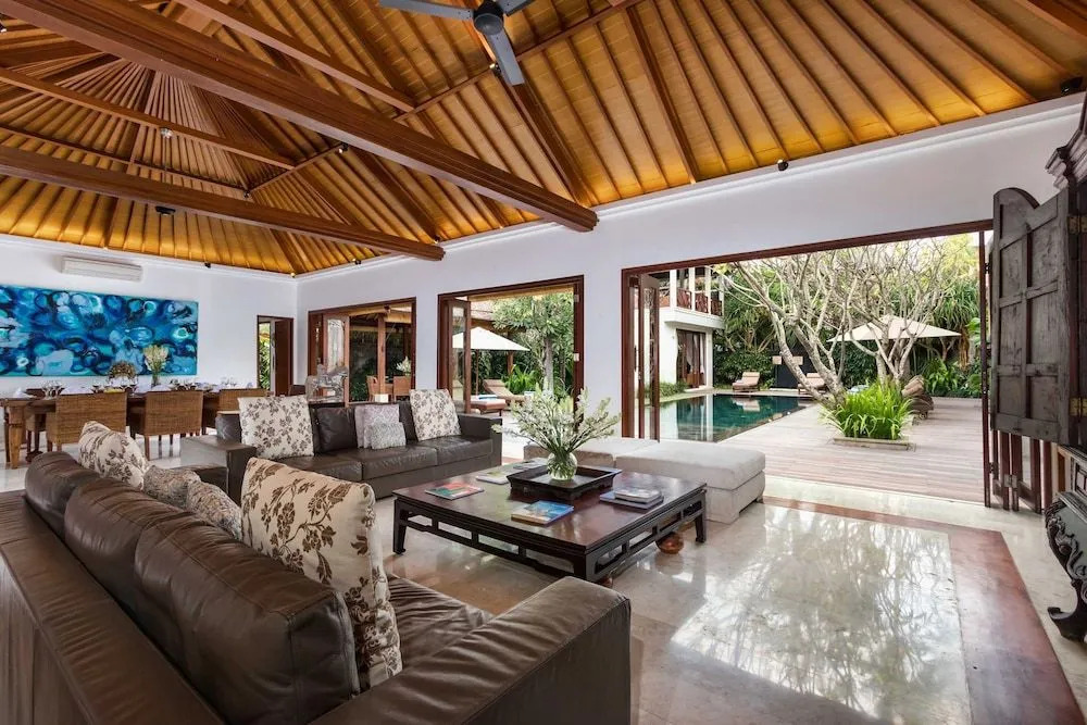Villa Rubina - Luxury Pool Villa in Batu Belig Next to the Beach