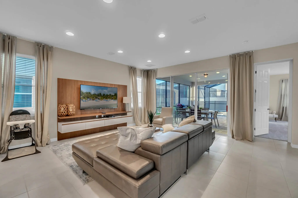 5 Bedrooms 55 Bathrooms Solara 9026 Pc