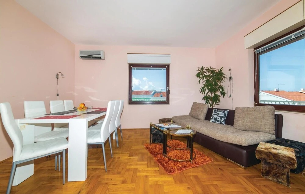 Stunning Home in Okrug Gornji With Wifi and 2 Bedrooms