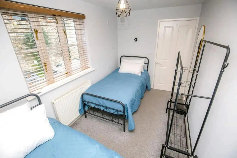House Sleeps 4 With Parking and Garden