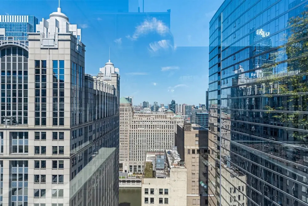 2BR Apt Stunning Views Steps to Michigan Avenue