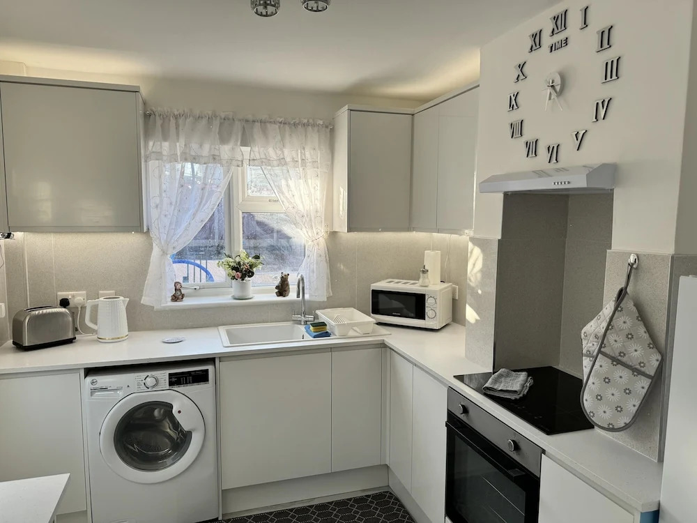 Modern 3-bed Hideaway Near Westgate With Parking