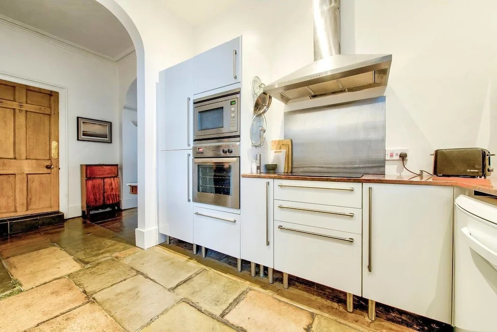 Heart of the City: St Andrew Square 2bed/2bath Apt